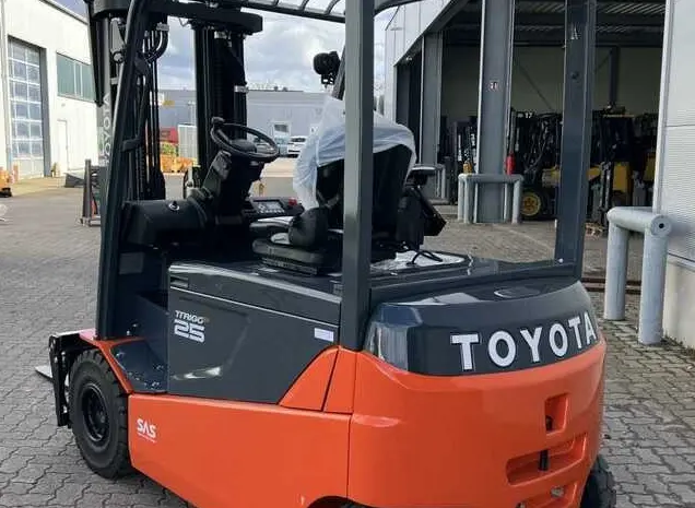 Вилочный погрузчик Toyota 8FBMT25 акб 2023 520 моточасов- фото № 2