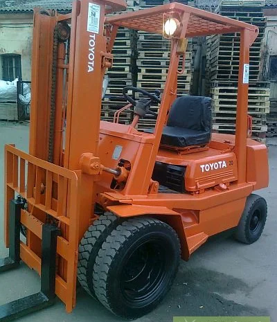 Вилочный погрузчик Тойота 4 серии на спарке грузоподъёмностью 2 тонны- фото № 1