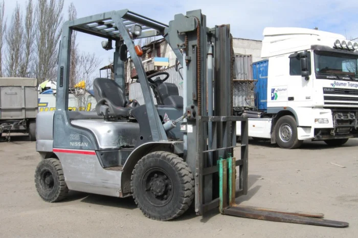 Дизельный вилочный погрузчик Nissan YL02A25 на 2.5 тонны- фото № 1