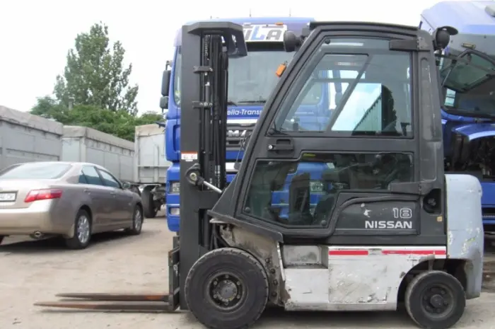 Дизельный вилочный погрузчик Nissan на 1.8 тонны с кабиной- фото № 9