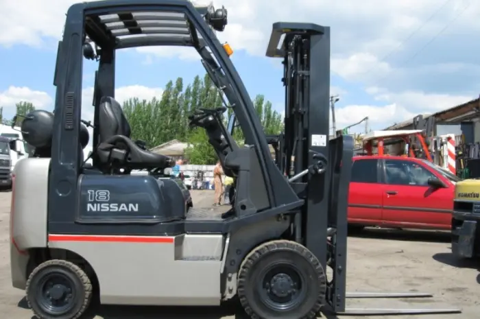 Газовый вилочный погрузчик Nissan на 1.8 тонны с мачтой триплекс и боковым смещением- фото № 3