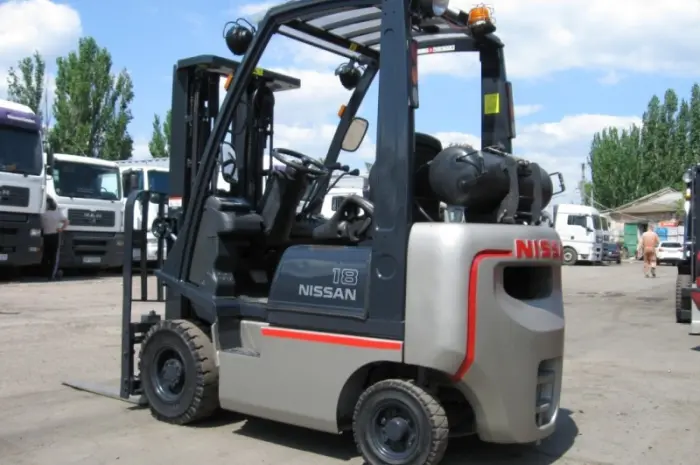 Газовый вилочный погрузчик Nissan на 1.8 тонны с мачтой триплекс и боковым смещением- фото № 4