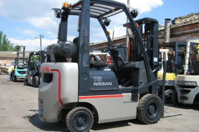 Газовый вилочный погрузчик Nissan на 1.8 тонны с мачтой триплекс и боковым смещением- фото № 6