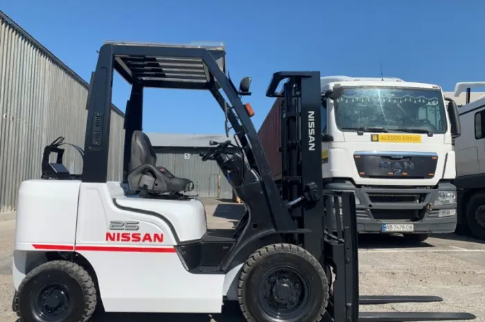 Газ-бензиновый погрузчик Nissan с мачтой вагонник и позиционером вил- фото № 1