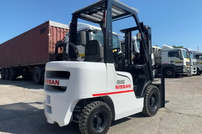 Газ-бензиновый погрузчик Nissan с мачтой вагонник и позиционером вил- фото № 9