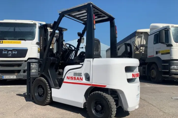 Газ-бензиновый погрузчик Nissan с мачтой вагонник и позиционером вил- фото № 10