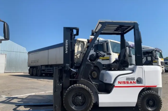 Газ-бензиновый погрузчик Nissan с мачтой вагонник и позиционером вил- фото № 11