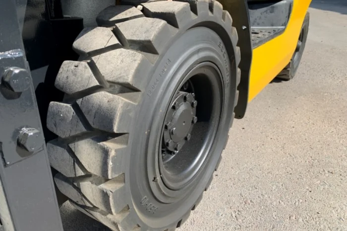 Вилочный автопогрузчик Komatsu с наработкой всего 1811 моточасов- фото № 7