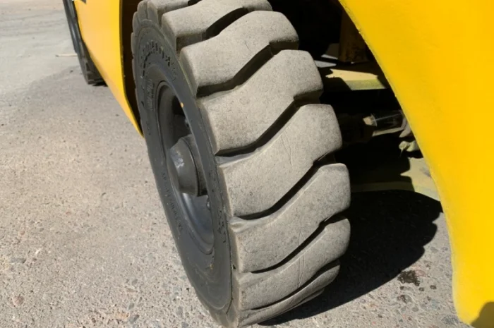 Вилочный автопогрузчик Komatsu с наработкой всего 1811 моточасов- фото № 10