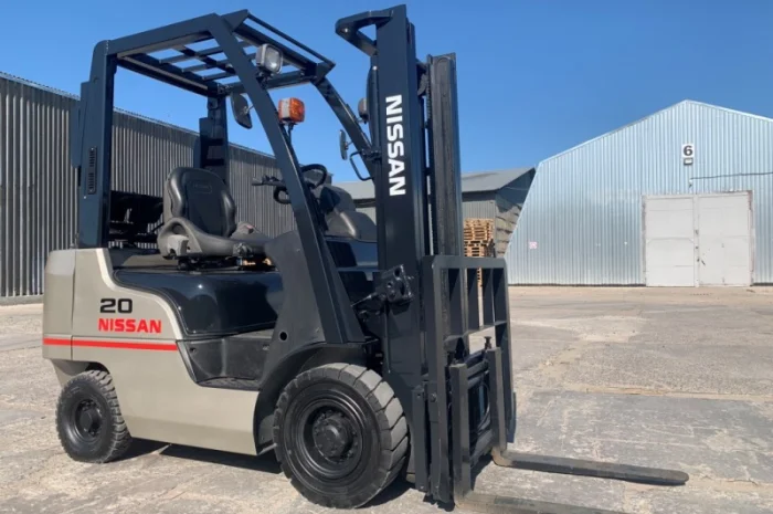 Газ-бензиновый вилочный погрузчик Nissan с боковым смещением в исполнении компакт- фото № 1