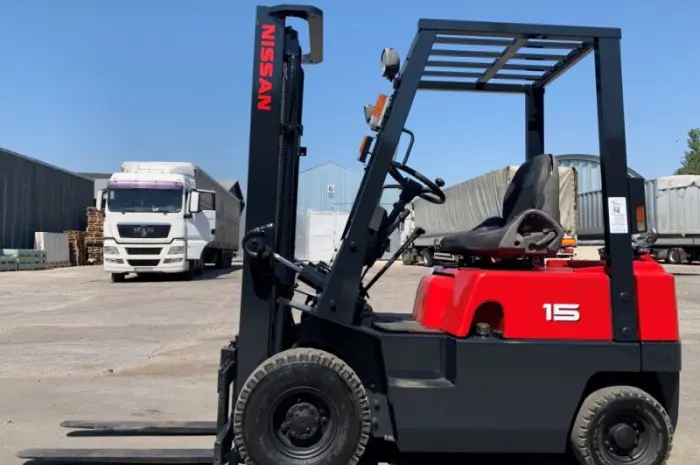 Вилочний газ-бензиновий автонавантажувач Nissan з двома додатковими секцiями- фото № 3