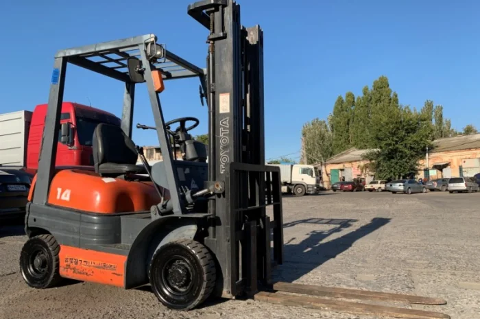 Вилочный автопогрузчик/автонавантажувач Toyota 6FG14 с тройной мачтой на 5 метров- фото № 2