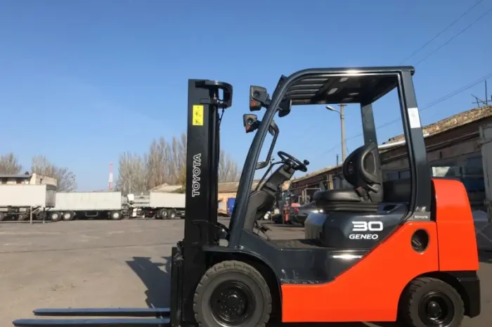 Вилочный автопогрузчик Toyota 02-8FGK30 с мачтой вагонник для работы в контейнере- фото № 1