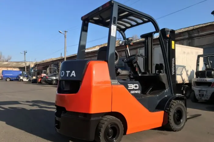 Вилочный автопогрузчик Toyota 02-8FGK30 с мачтой вагонник для работы в контейнере- фото № 2