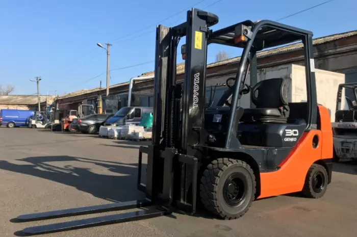 Вилочный автопогрузчик Toyota 02-8FGK30 с мачтой вагонник для работы в контейнере- фото № 3