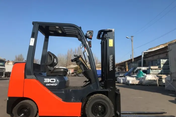 Вилочный автопогрузчик Toyota 02-8FGK30 с мачтой вагонник для работы в контейнере- фото № 4