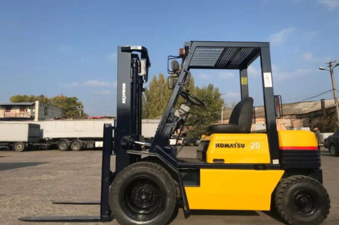 Вилочный автопогрузчик Komatsu на больших 15 колёсах как у 4-х тонного погрузчика- фото № 2