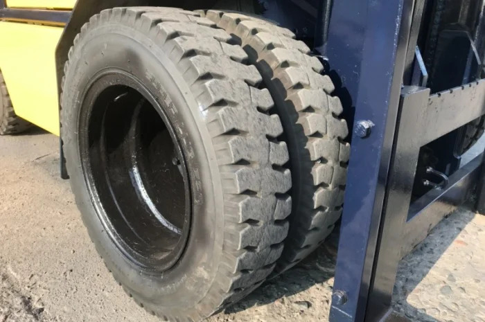 Вилочный автопогрузчик Komatsu на больших 15 колёсах как у 4-х тонного погрузчика- фото № 8