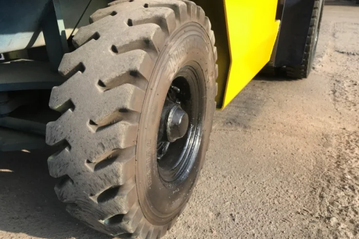 Вилочный автопогрузчик Komatsu на больших 15 колёсах как у 4-х тонного погрузчика- фото № 9