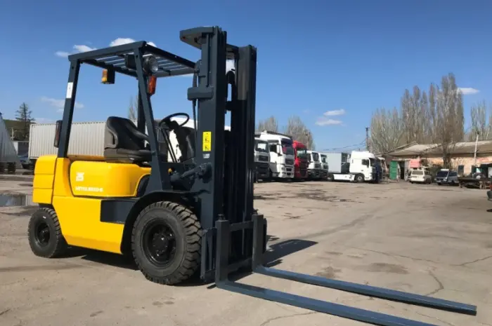 Вилочный дизельный погрузчик Mitsubishi с мачтой триплекс для работы в контейнере- фото № 2
