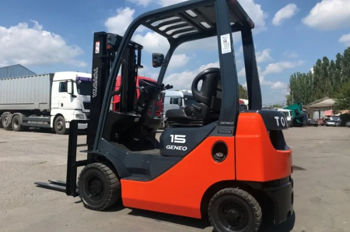 Вилочный погрузчик Toyota с автоматической коробкой передач- фото № 1