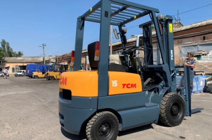 Вилочный погрузчик TCM с боковым смещением, на новой пневматике- фото № 1