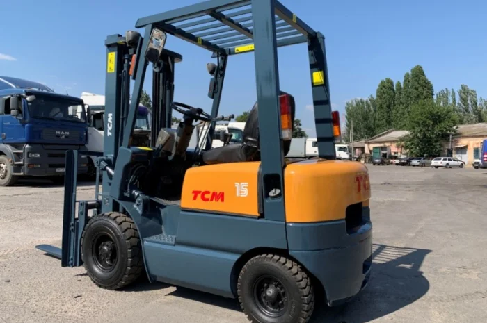 Вилочный погрузчик TCM с боковым смещением, на новой пневматике- фото № 2