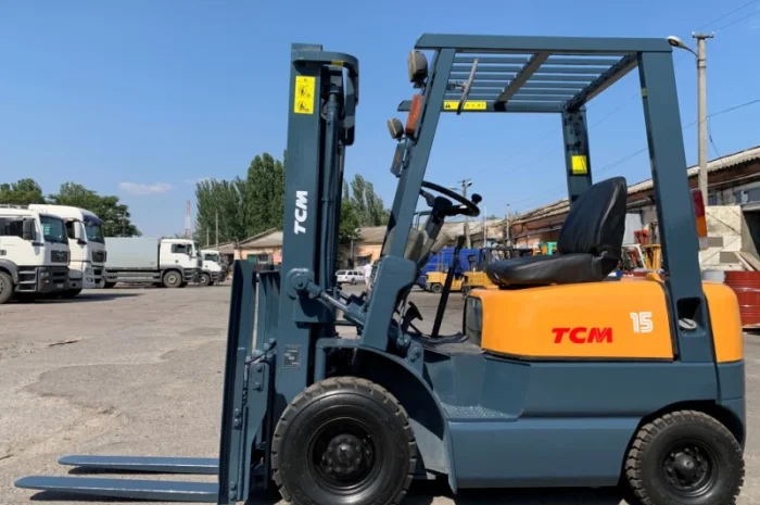 Вилочный погрузчик TCM с боковым смещением, на новой пневматике- фото № 3