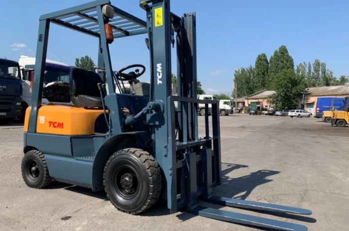 Вилочный погрузчик TCM с боковым смещением, на новой пневматике- фото № 4