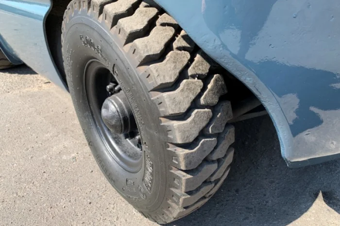 Вилочный погрузчик TCM с боковым смещением, на новой пневматике- фото № 6