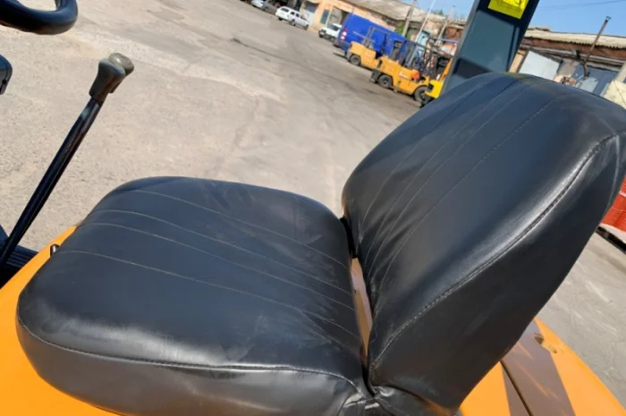 Вилочный погрузчик TCM с боковым смещением, на новой пневматике- фото № 8