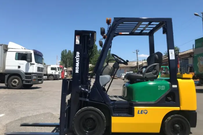 Вилочный автопогрузчик Komatsu грузоподъёмностью 2 тонны с мачтой триплекс- фото № 1