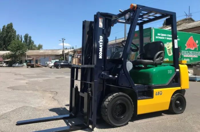 Вилочный автопогрузчик Komatsu грузоподъёмностью 2 тонны с мачтой триплекс- фото № 2