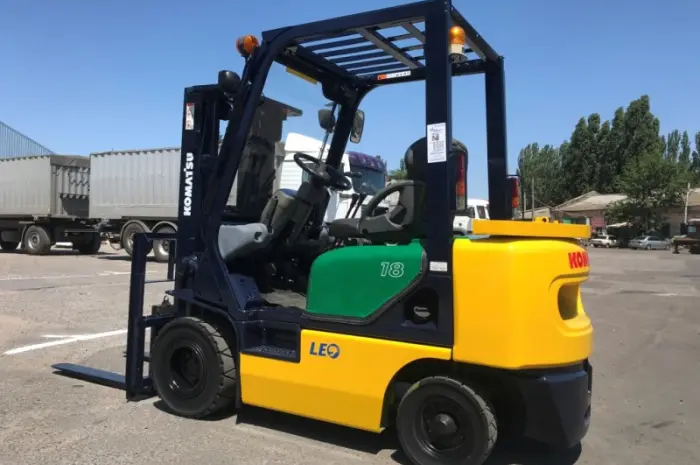 Вилочный автопогрузчик Komatsu грузоподъёмностью 2 тонны с мачтой триплекс- фото № 3