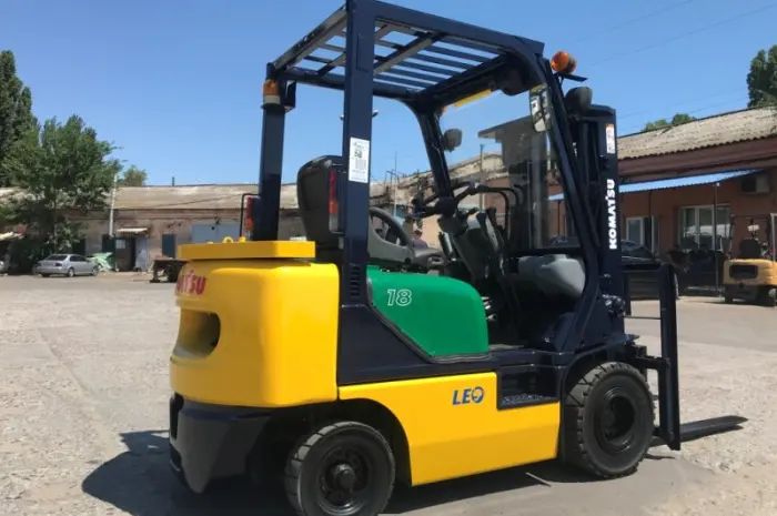 Вилочный автопогрузчик Komatsu грузоподъёмностью 2 тонны с мачтой триплекс- фото № 6