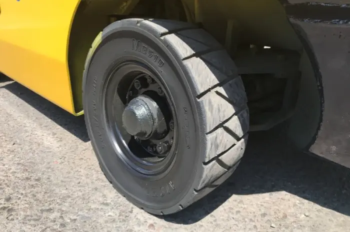 Вилочный автопогрузчик Komatsu грузоподъёмностью 2 тонны с мачтой триплекс- фото № 10