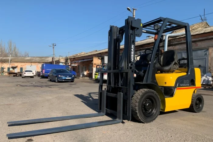 Вилочный автопогрузчик Nissan газ-бензиновый- фото № 1