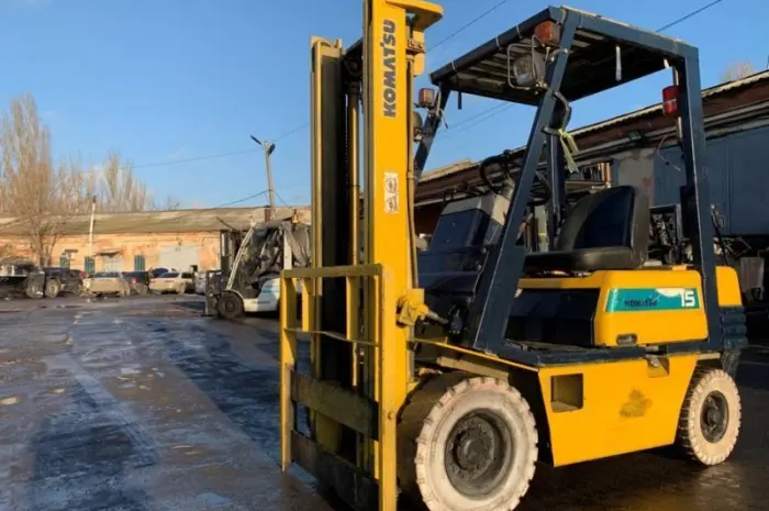 Вилочный бензиновый автопогрузчик Komatsu на немаркой цельнолитой резине- фото № 2