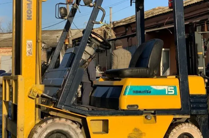 Вилочный бензиновый автопогрузчик Komatsu на немаркой цельнолитой резине- фото № 3
