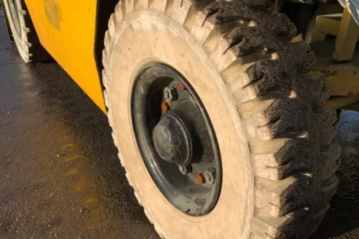 Вилочный бензиновый автопогрузчик Komatsu на немаркой цельнолитой резине- фото № 5