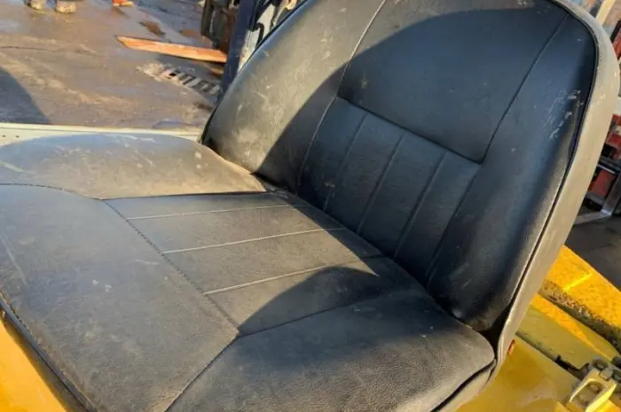 Вилочный бензиновый автопогрузчик Komatsu на немаркой цельнолитой резине- фото № 8