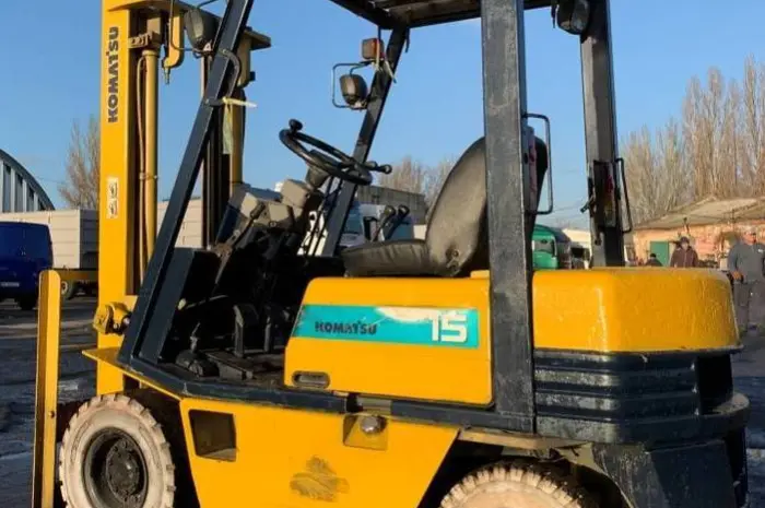 Вилочный бензиновый автопогрузчик Komatsu на немаркой цельнолитой резине- фото № 1