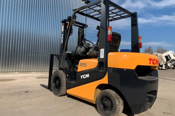 Бензиновый вилочный автопогрузчик TCM на 2.5 тонны. Модель: FG25C6- фото № 1