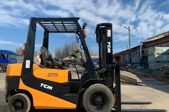 Бензиновый вилочный автопогрузчик TCM на 2.5 тонны. Модель: FG25C6- фото № 2