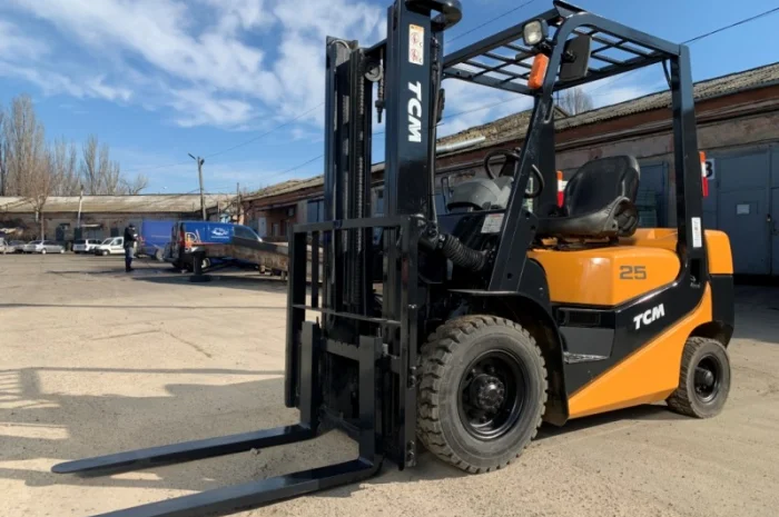 Бензиновый вилочный автопогрузчик TCM на 2.5 тонны. Модель: FG25C6- фото № 3