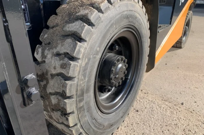 Бензиновый вилочный автопогрузчик TCM на 2.5 тонны. Модель: FG25C6- фото № 7