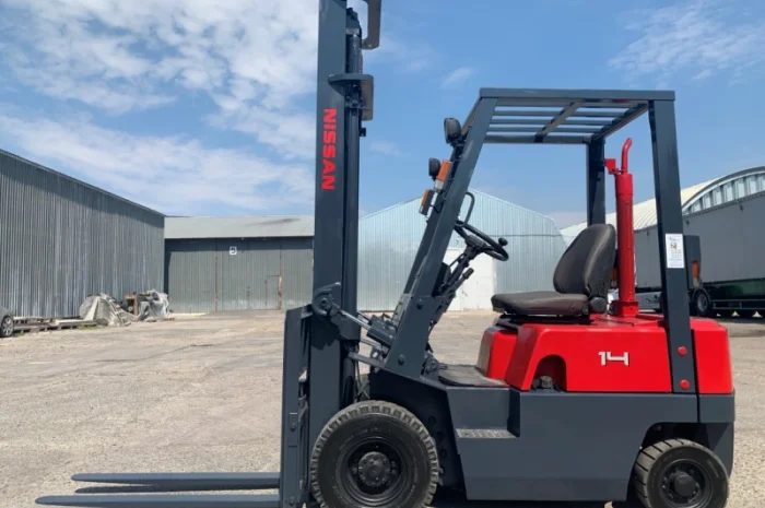 Вилочный бензиновый автопогрузчик Nissan с мачтой на 4 метра- фото № 1