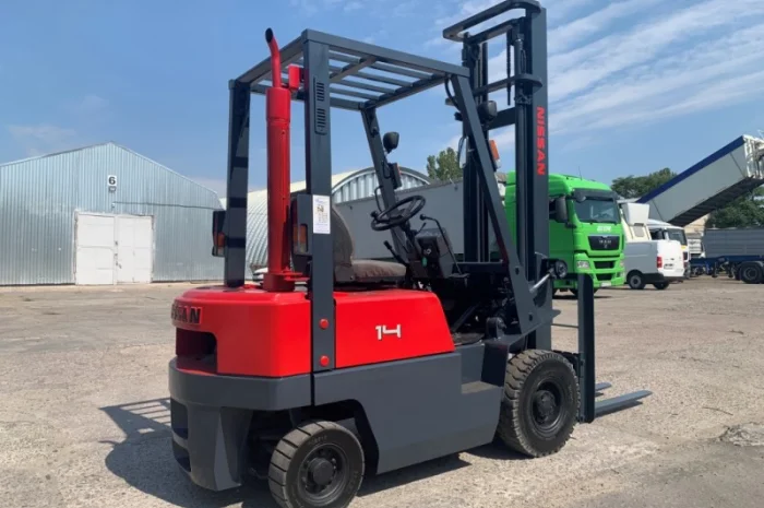 Вилочный бензиновый автопогрузчик Nissan с мачтой на 4 метра- фото № 2