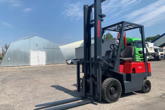 Вилочный бензиновый автопогрузчик Nissan с мачтой на 4 метра- фото № 3