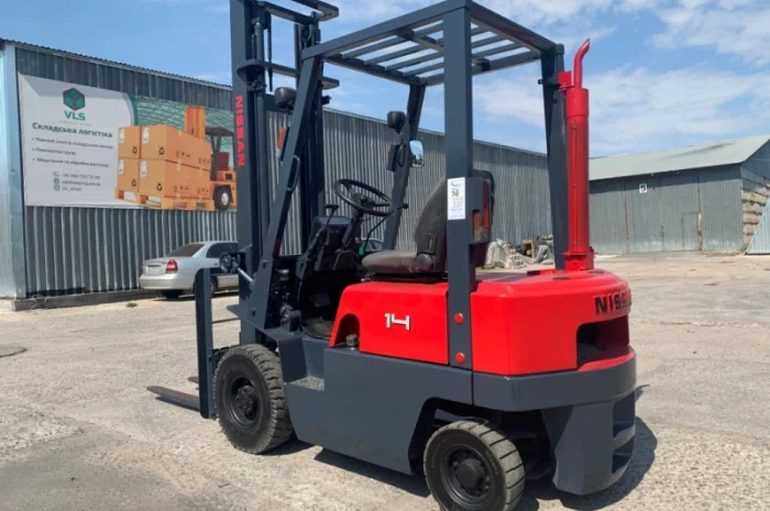 Вилочный бензиновый автопогрузчик Nissan с мачтой на 4 метра- фото № 4